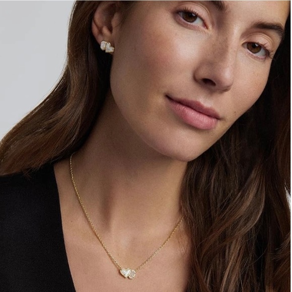 Kendra Scott Ari Heart Emilie Pendant in Ivory Mother-of-Pearl/Iridescent Drusy - Picture 2 of 4